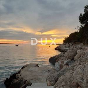 ZADAR, TRIBANJ - građevinsko zemljište prvi red do mora 4.525 m2 za stambenu zgradu - stanove / apartmane / obiteljsku kuću / v...