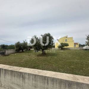 ZADAR, TURANJ - Uređeno građevinsko zemljište ograđeno zidom!