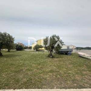 ZADAR, TURANJ - Uređeno građevinsko zemljište ograđeno zidom!