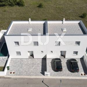 ZADAR, VIR - Kompletno namještena dvojna vila s bazenom 6 minuta od plaže!