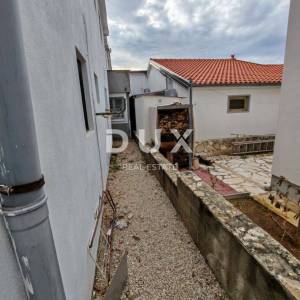 ZADAR, VIR - Kuća s čak 5 apartmana! 3 minute hoda udaljena od dviju plaža!