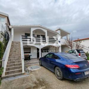 ZADAR, VIR - Kuća s čak 5 apartmana! 3 minute hoda udaljena od dviju plaža!