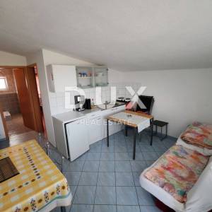 ZADAR, VIR - Kuća s čak 5 apartmana! 3 minute hoda udaljena od dviju plaža!