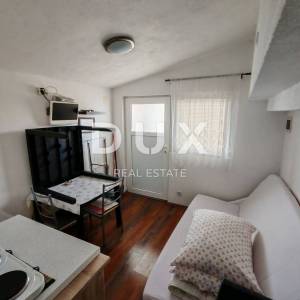 ZADAR, VIR - Kuća s čak 5 apartmana! 3 minute hoda udaljena od dviju plaža!