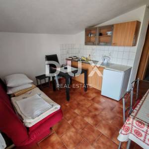 ZADAR, VIR - Kuća s čak 5 apartmana! 3 minute hoda udaljena od dviju plaža!