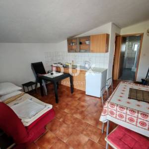 ZADAR, VIR - Kuća s čak 5 apartmana! 3 minute hoda udaljena od dviju plaža!