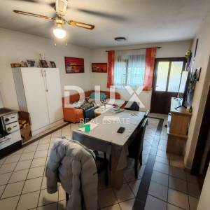 ZADAR, VIR - Kuća s čak 5 apartmana! 3 minute hoda udaljena od dviju plaža!