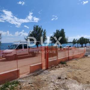 ZADAR, VIR - Luksuzan stan s vrtom prvi red do mora! AS2