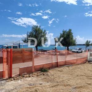 ZADAR, VIR - Luksuzan stan s vrtom prvi red do mora! AS1