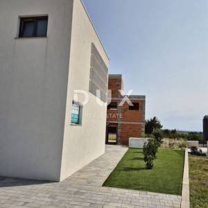 ZADAR, VRSI - Dvojna Kuća s Privatnim Bazenom i Ogromnom Terasom s Pogledom na More! A1