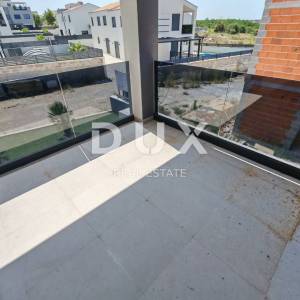 ZADAR, VRSI - Dvojna Kuća s Privatnim Bazenom i Ogromnom Terasom s Pogledom na More! A1