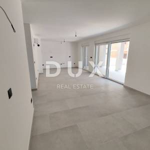 ZADAR, VRSI - Dvojna Kuća s Privatnim Bazenom i Ogromnom Terasom s Pogledom na More! B1