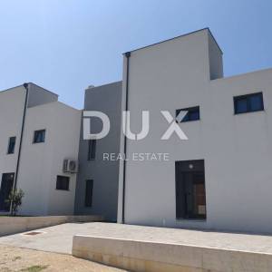 ZADAR, VRSI - Dvojna Kuća s Privatnim Bazenom i Ogromnom Terasom s Pogledom na More! B1