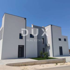 ZADAR, VRSI - Dvojna Kuća s Privatnim Bazenom i Ogromnom Terasom s Pogledom na More! B1