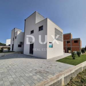 ZADAR, VRSI - Dvojna Kuća s Privatnim Bazenom i Ogromnom Terasom s Pogledom na More! B1