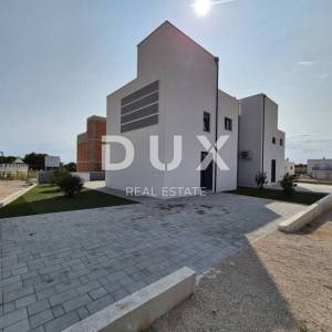 ZADAR, VRSI - Dvojna Kuća s Privatnim Bazenom i Ogromnom Terasom s Pogledom na More! B1