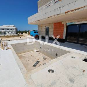 ZADAR, VRSI - Ekskluzivan prizemni stan s bazenom i vrtom! S2