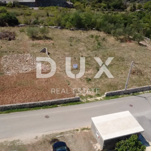 ZADAR, VRSI – Građevinsko zemljište 717 m², infrastruktura uz parcelu!