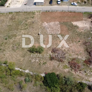 ZADAR, VRSI – Građevinsko zemljište 717 m², infrastruktura uz parcelu!