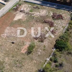 ZADAR, VRSI – Građevinsko zemljište 704 m², infrastruktura uz parcelu!