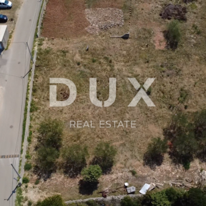 ZADAR, VRSI – Građevinsko zemljište 704 m², infrastruktura uz parcelu!