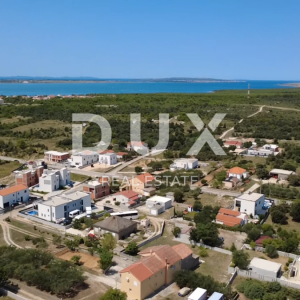 ZADAR, VRSI – Građevinsko zemljište 704 m², infrastruktura uz parcelu!