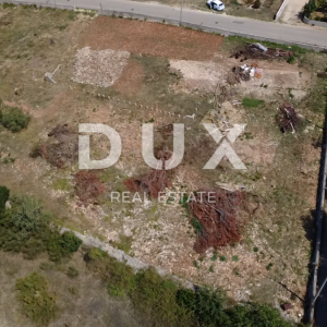 ZADAR, VRSI – Građevinsko zemljište 702 m², infrastruktura uz parcelu!