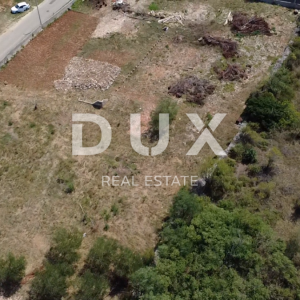 ZADAR, VRSI – Građevinsko zemljište 702 m², infrastruktura uz parcelu!