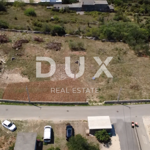 ZADAR, VRSI – Građevinsko zemljište 702 m², infrastruktura uz parcelu!
