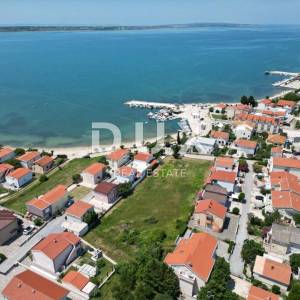 ZADAR, VRSI - Građevinsko zemljište na 30m od mora