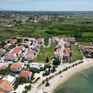 ZADAR, VRSI - Građevinsko zemljište na 30m od mora