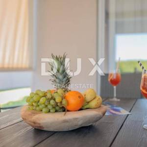 ZADAR, VRSI - Kompletno namještena vila s bazenom i garažom!