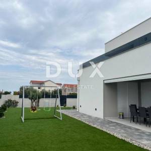 ZADAR, VRSI - Kompletno namještena vila s bazenom i garažom!