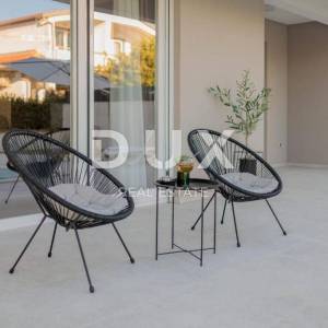 ZADAR, VRSI - Kompletno namještena vila s bazenom i garažom!