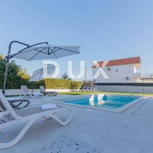 ZADAR, VRSI - Kompletno namještena vila s bazenom i garažom!