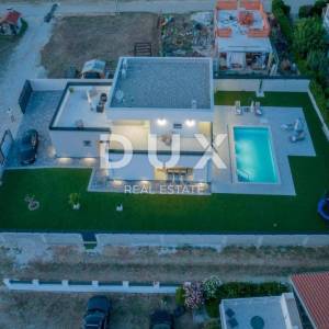 ZADAR, VRSI - Kompletno namještena vila s bazenom i garažom!