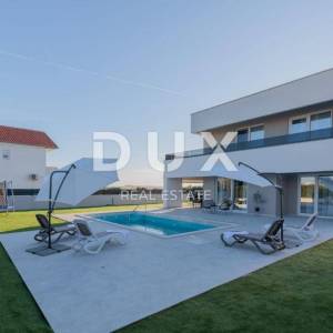 ZADAR, VRSI - Kompletno namještena vila s bazenom i garažom!