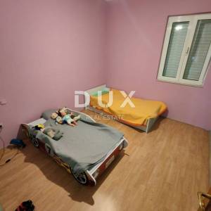 ZADAR, VRSI - Kuća s velikim stanom, tri apartmana i prostranim dvorištem s maslinama!