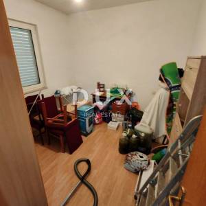 ZADAR, VRSI - Kuća s velikim stanom, tri apartmana i prostranim dvorištem s maslinama!