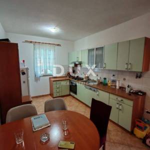 ZADAR, VRSI - Kuća s velikim stanom, tri apartmana i prostranim dvorištem s maslinama!