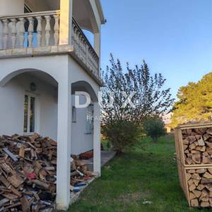 ZADAR, VRSI - Kuća s velikim stanom, tri apartmana i prostranim dvorištem s maslinama!