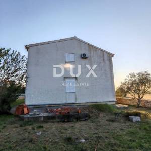 ZADAR, VRSI - Kuća s velikim stanom, tri apartmana i prostranim dvorištem s maslinama!