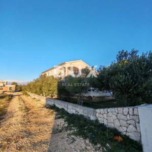ZADAR, VRSI - Kuća s velikim stanom, tri apartmana i prostranim dvorištem s maslinama!