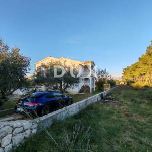 ZADAR, VRSI - Kuća s velikim stanom, tri apartmana i prostranim dvorištem s maslinama!
