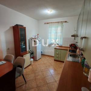 ZADAR, VRSI - Kuća s velikim stanom, tri apartmana i prostranim dvorištem s maslinama!