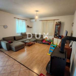 ZADAR, VRSI - Kuća s velikim stanom, tri apartmana i prostranim dvorištem s maslinama!