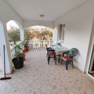 ZADAR, VRSI - Kuća s velikim stanom, tri apartmana i prostranim dvorištem s maslinama!