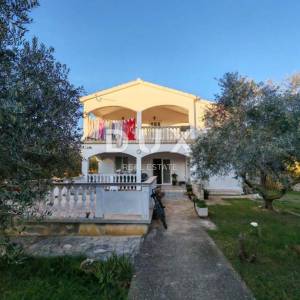ZADAR, VRSI - Kuća s velikim stanom, tri apartmana i prostranim dvorištem s maslinama!