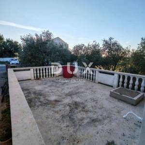 ZADAR, VRSI - Kuća s velikim stanom, tri apartmana i prostranim dvorištem s maslinama!