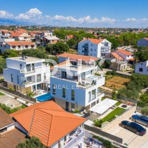 ZADAR, VRSI - Luskuzne sestrinske vile 1. red do mora